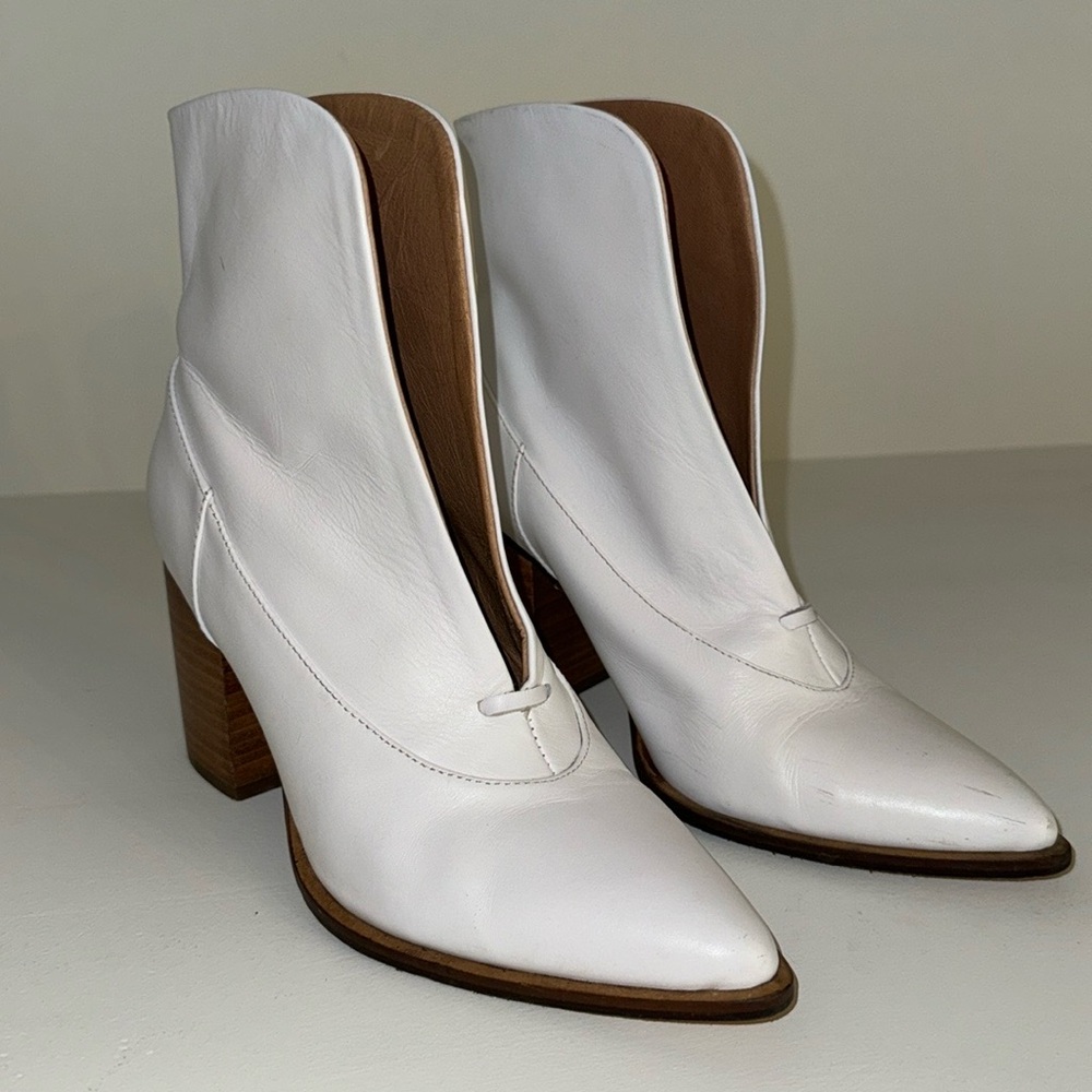 USED | SIZE 37 | JAGGAR SCALLOP ANKLE BOOT IN IVORY